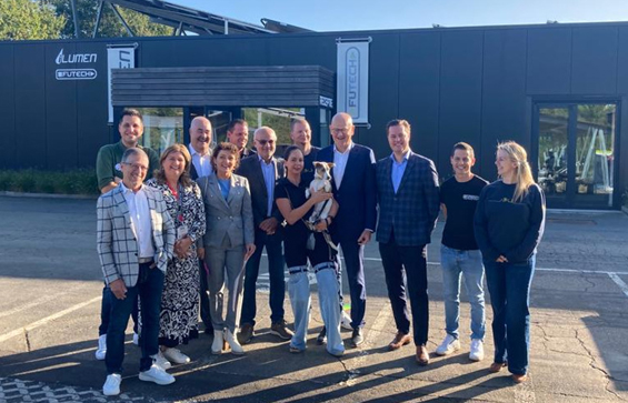 Gouverneur Jos Lantmeeters en gedeputeerde Tom Vandeput samen met directie van Futech voor bedrijfsgebouw